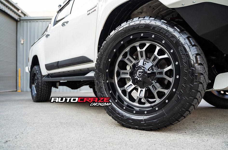 TOYOTA HILUX 4WD CRUSH GLOSS BLACK DOUBLE DARK TINT